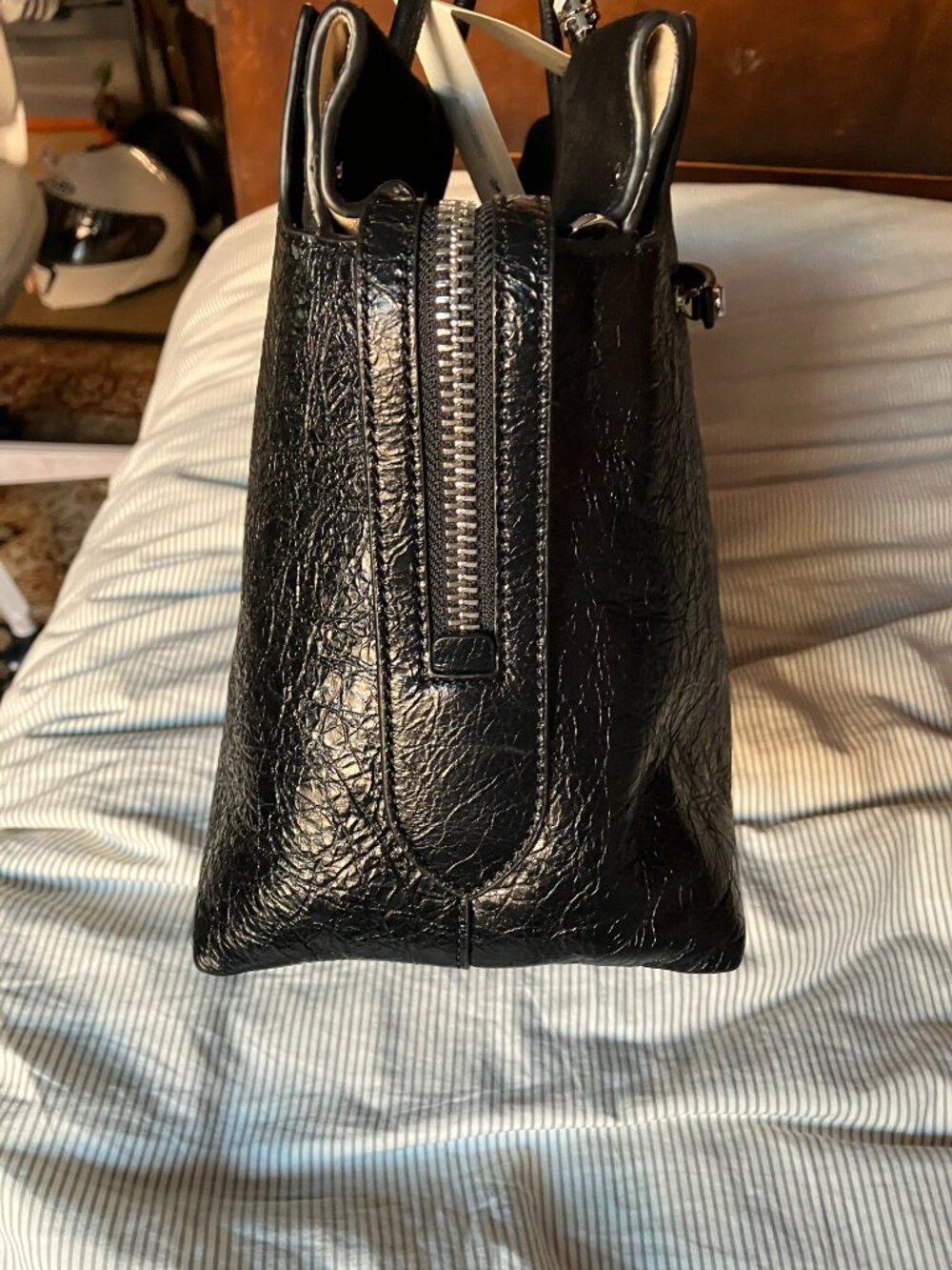 Tory Burch Larger Mercer Distressed Leather - Picture 5 of 13